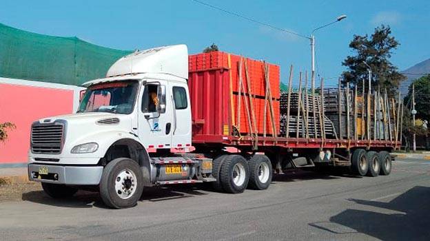 Transporte de Carga Pesada B2B | Panamundo Camiones cama baja y plataformas de Panamundo realizando transporte de carga pesada y maquinaria para el sector minero e industrial en Perú.