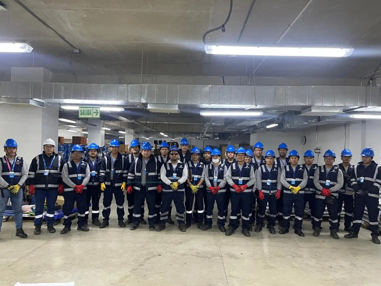 Servicio de Estiba y Desestiba de Carga B2B | Panamundo Cuadrilla especializada realizando maniobras de estiba y desestiba de carga industrial en almacén peruano.