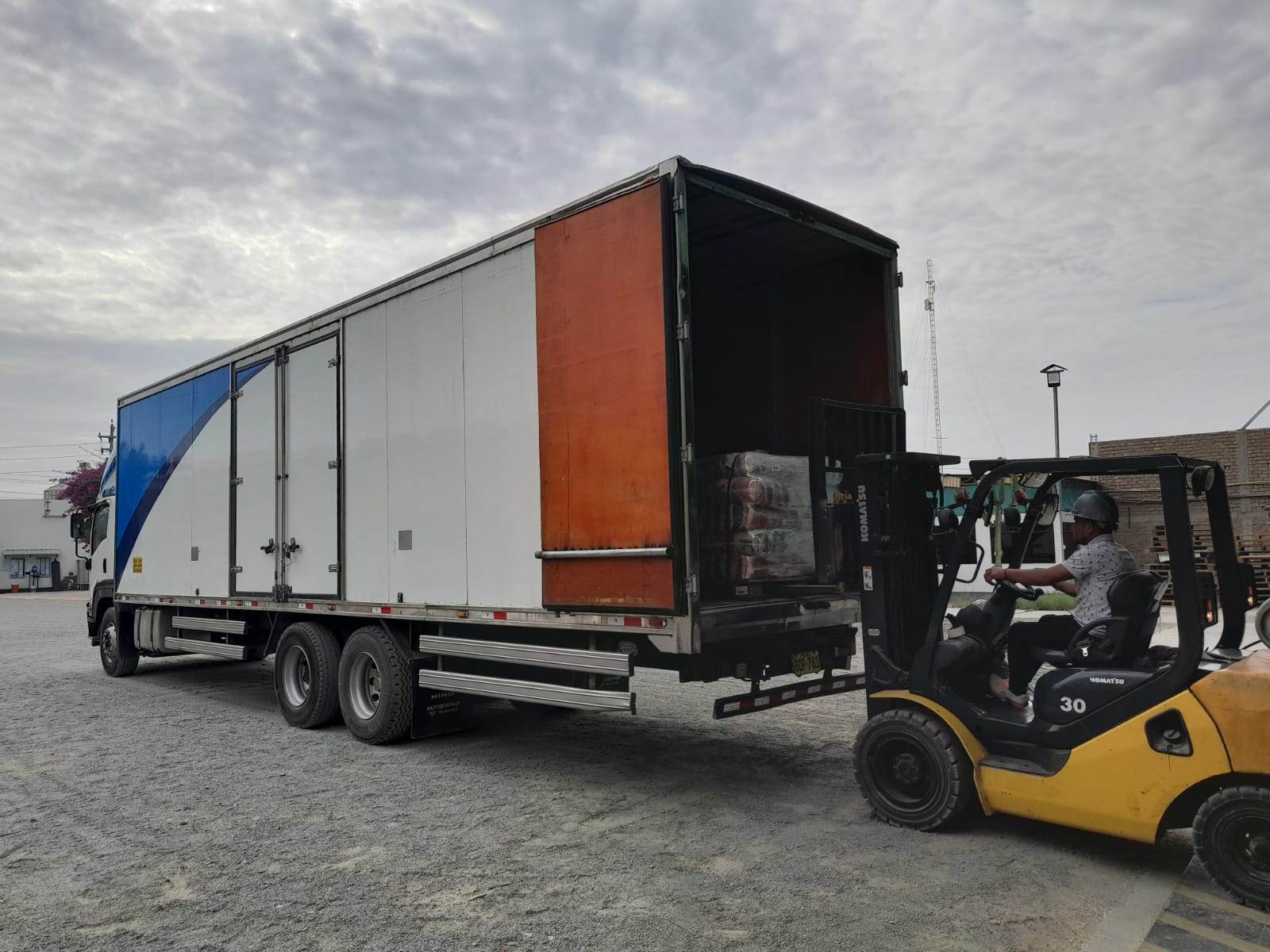 Camiones de Panamundo realizando transporte interprovincial de carga desde Lima hacia provincias peruanas.