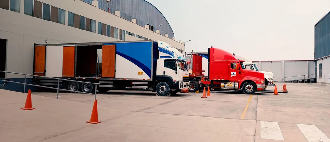 Operador logístico 3PL Panamundo: camión de carga y hub logístico en Lurín, Lima, Perú