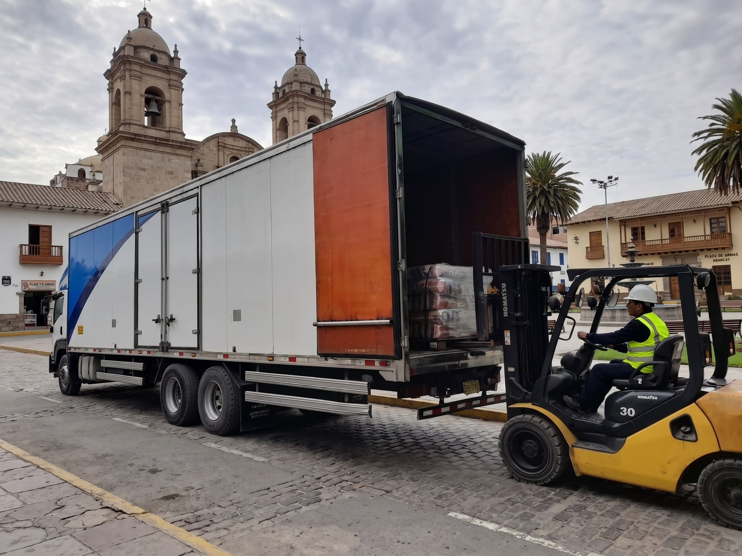 Camiones de transporte de carga minera y comercial de Panamundo en la ruta de Lima a Abancay y Apurímac.