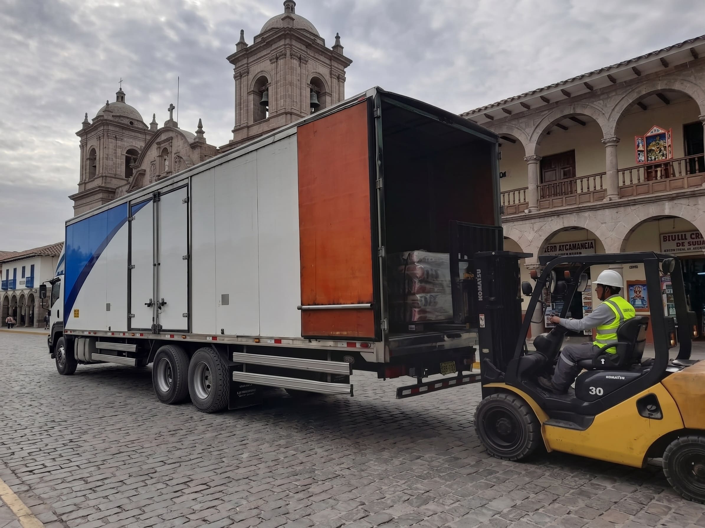 Flota de camiones de transporte de carga comercial y pesada de Panamundo en la ruta de Lima a Ayacucho y Vía Los Libertadores.