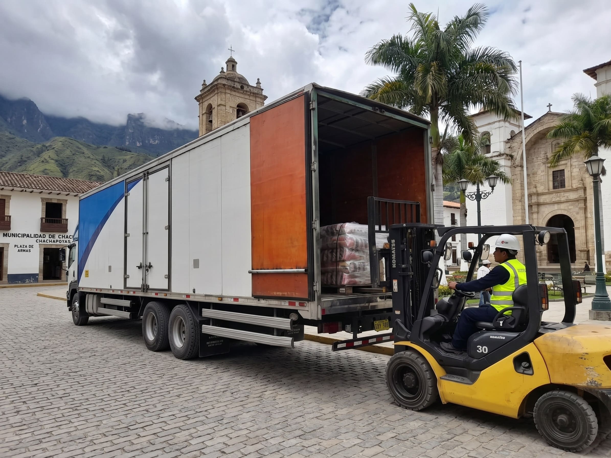 Flota de camiones furgonados de transporte de carga comercial de Panamundo en la ruta de Lima a Chachapoyas y la región Amazonas.
