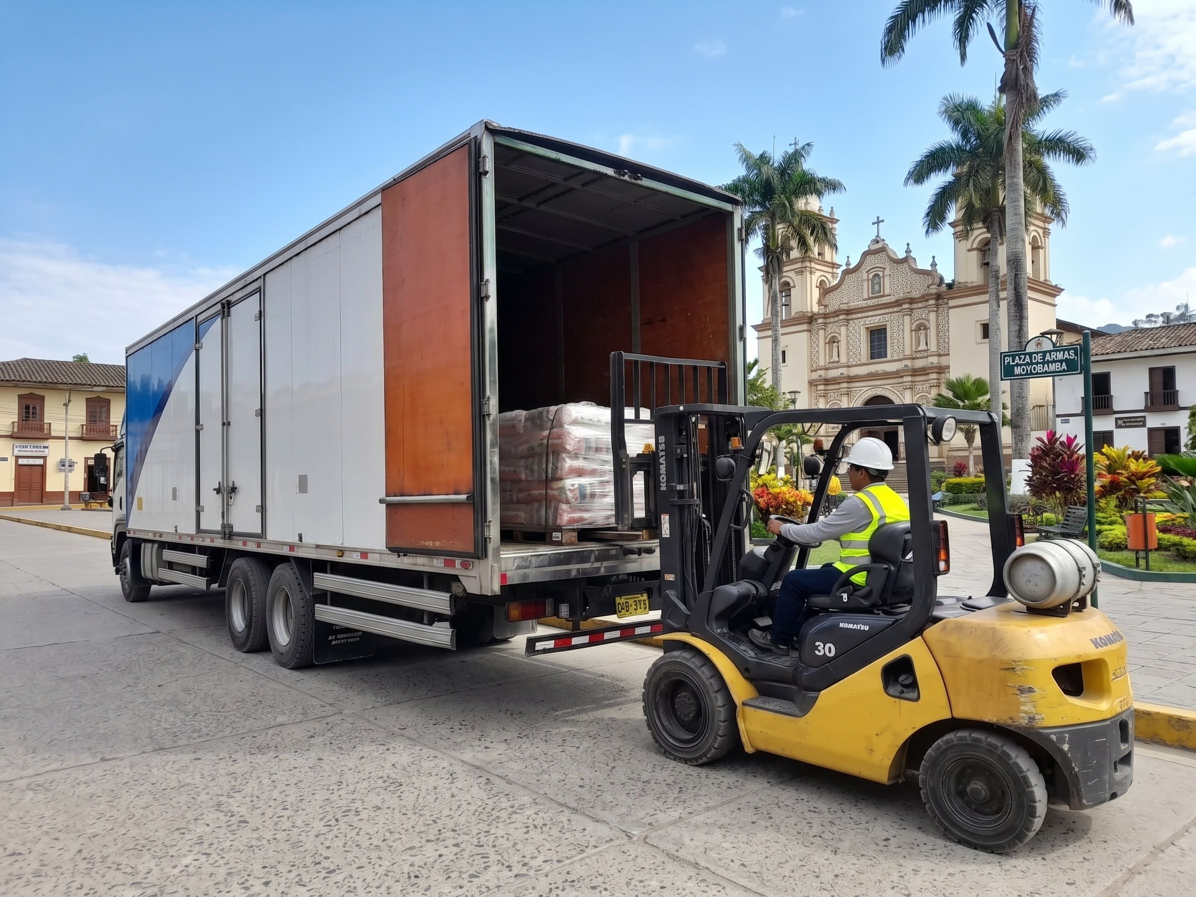 Flota de camiones furgonados de transporte de carga comercial de Panamundo en la ruta de Lima a Moyobamba y la selva norte.