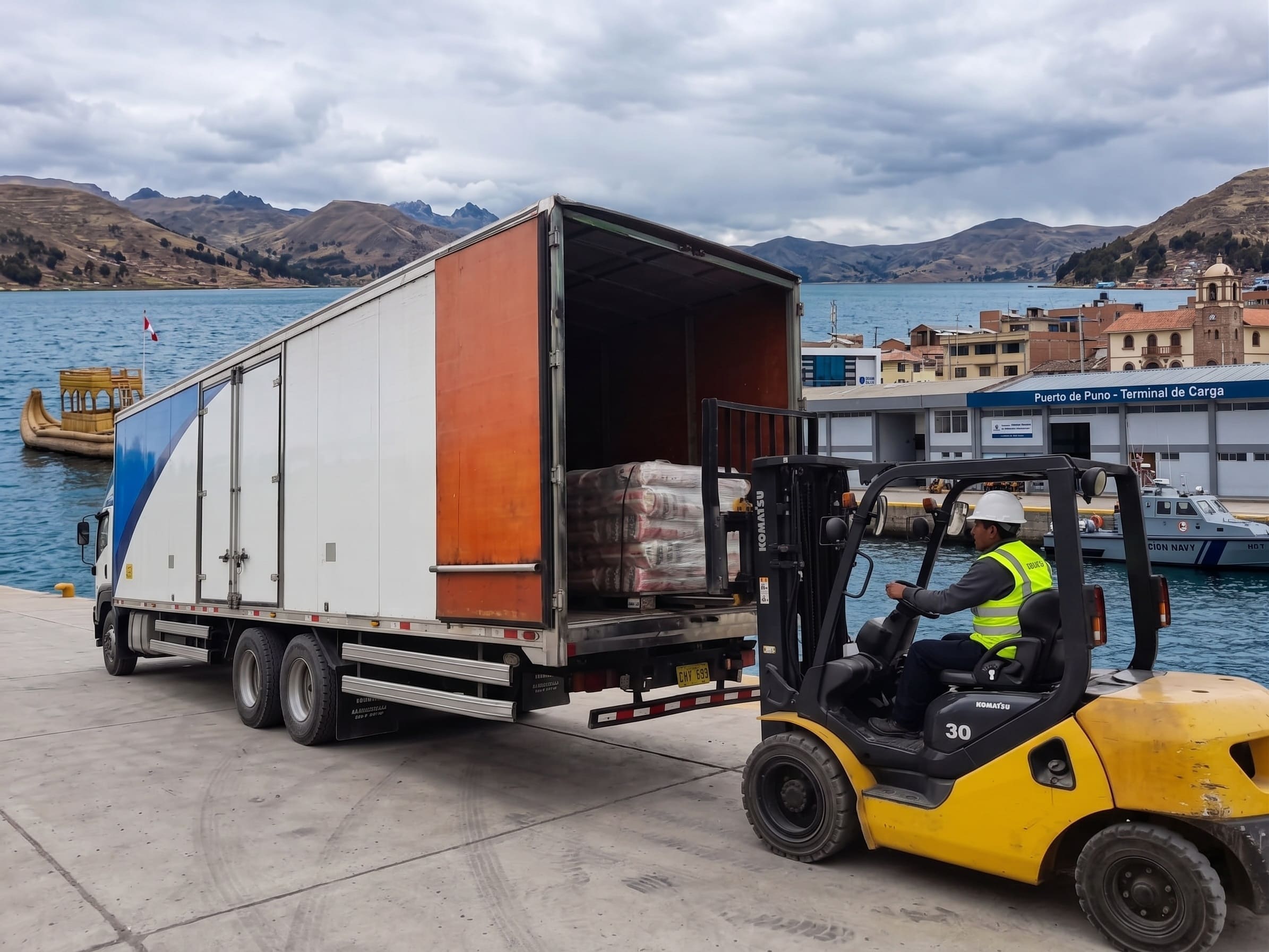 Flota de camiones de transporte de carga comercial y aduanera de Panamundo en la ruta de Lima a Puno, Juliaca y frontera.